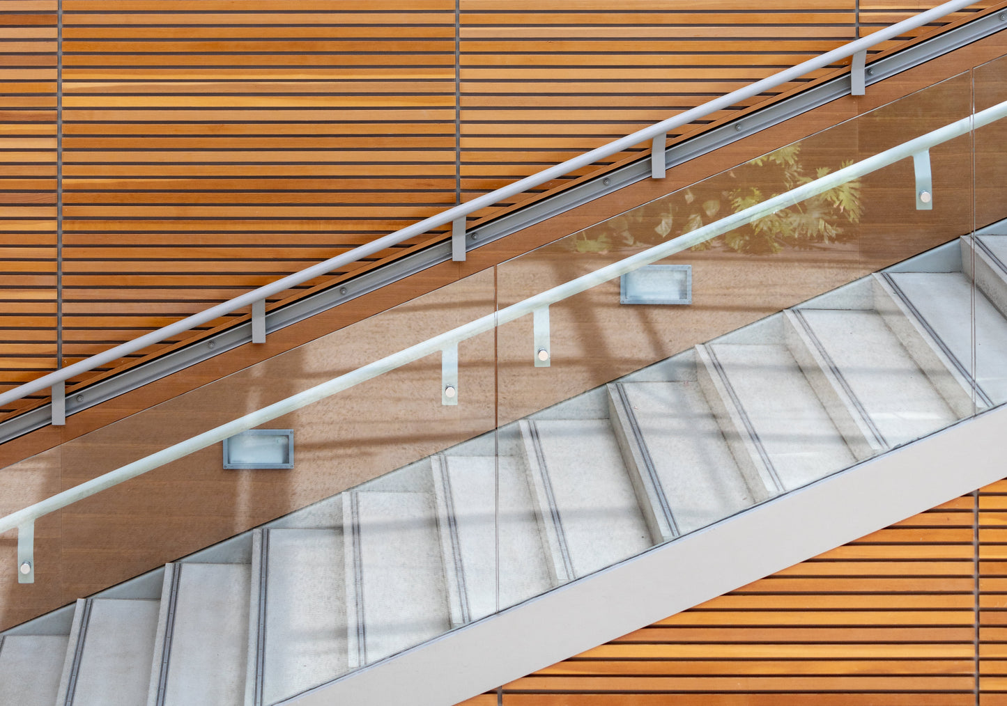 GCNR - Non-rectangular glass guardrails in baseshoes